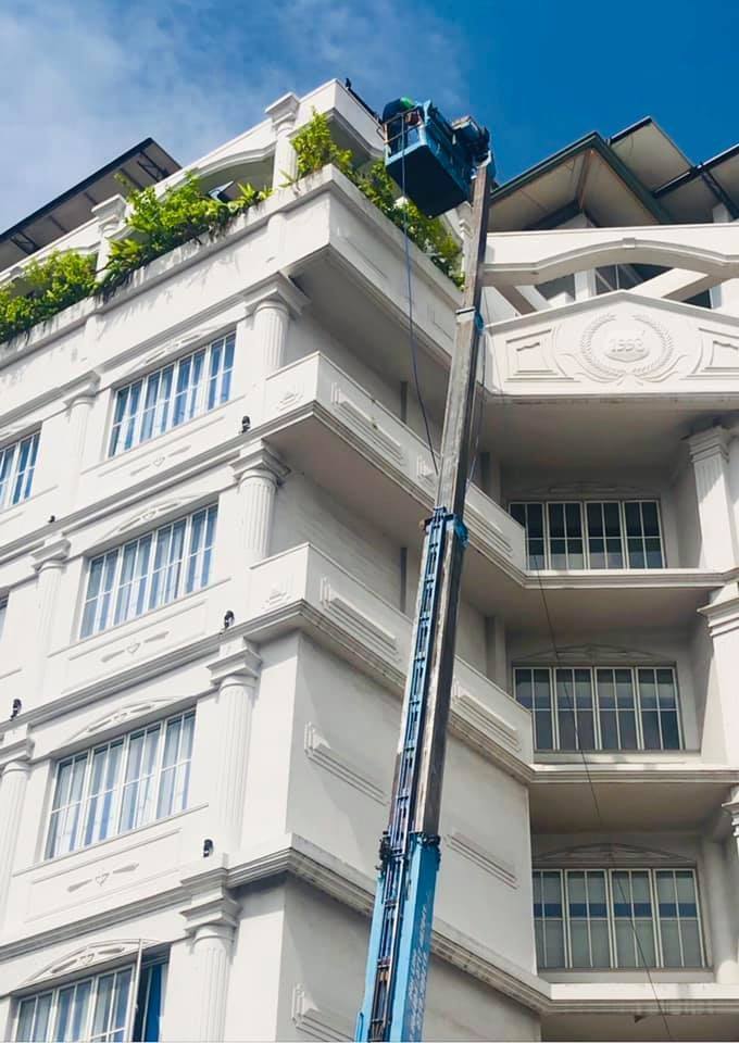 Boom Lift Glass Cleaning